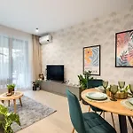 Botanlque 1br In Business Centre
